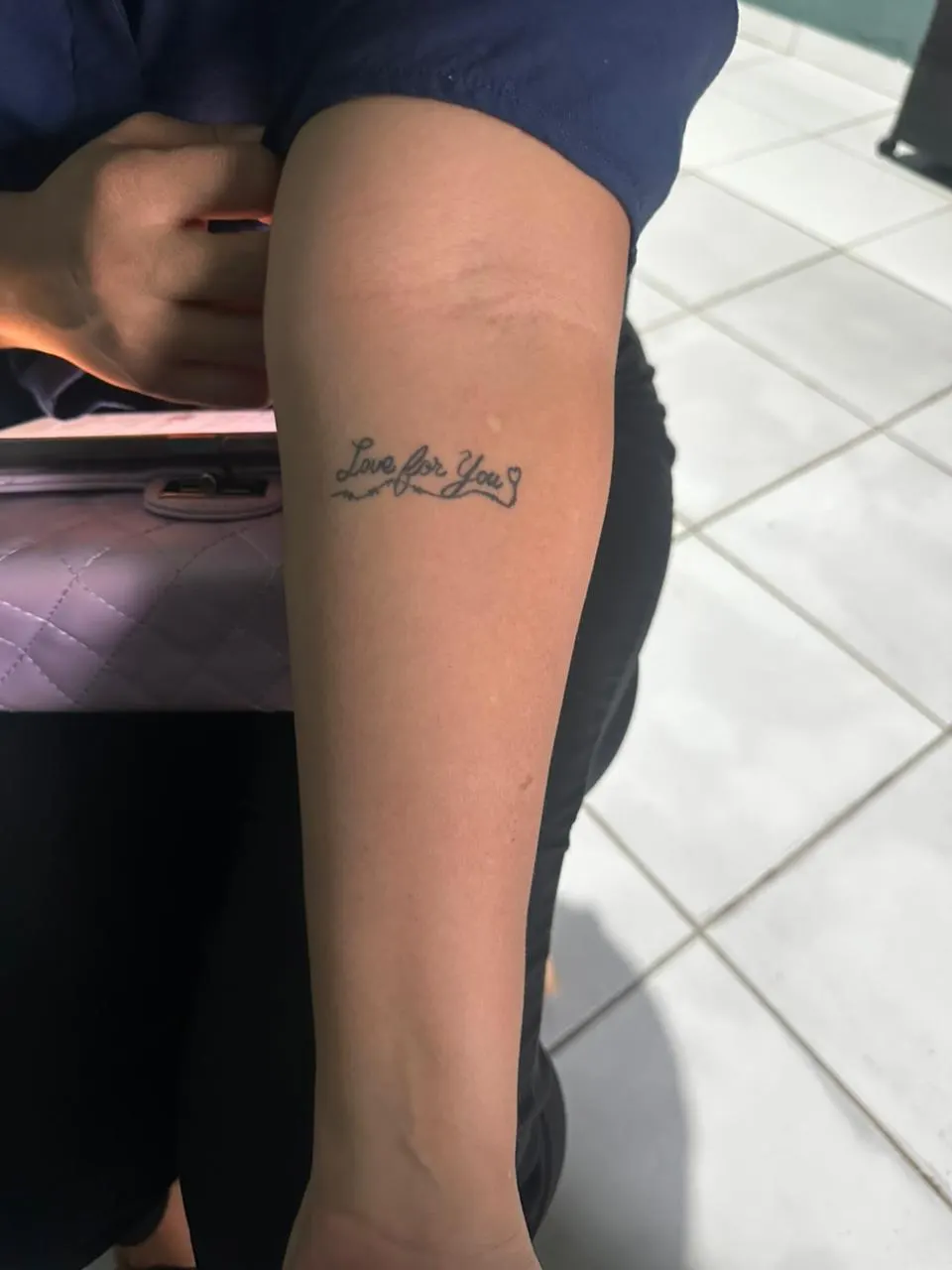 Tatuagem blackwork de fechamento no antebraço