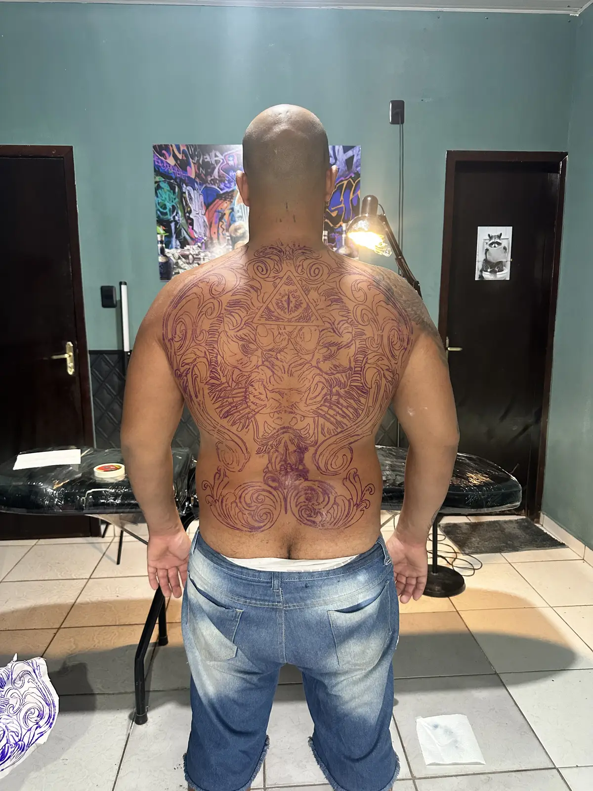 Tatuagem blackwork de fechamento ornamental nas costas