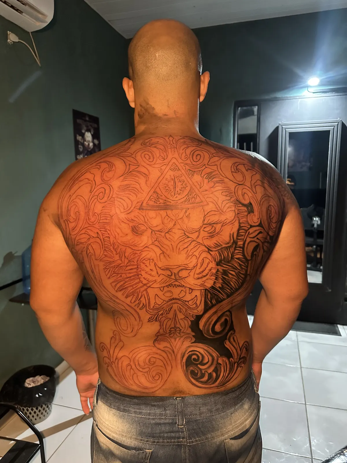 Tatuagem blackwork com grafismo tribal nas costas