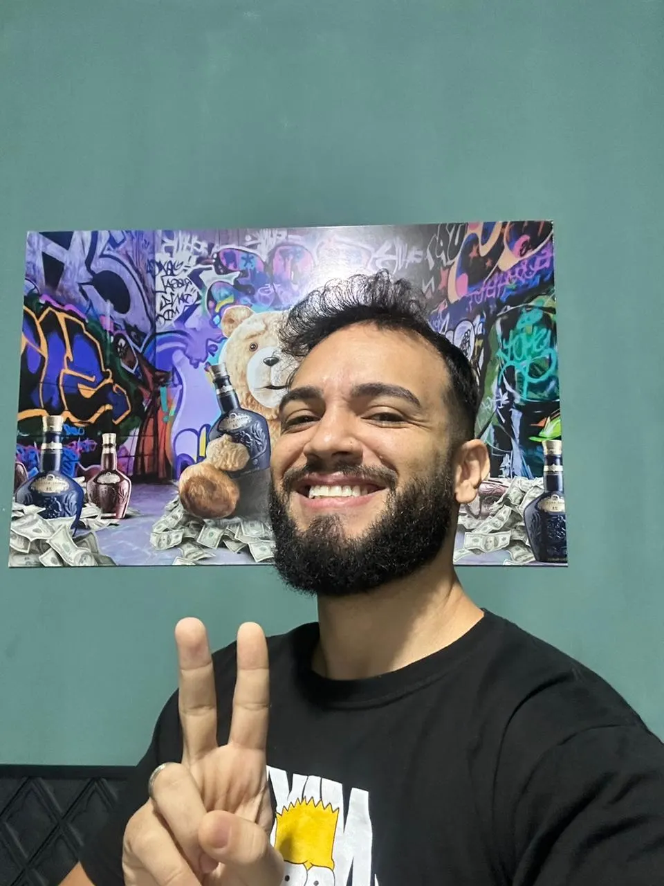 Tatuagem fineline de cachorro no ombro, homenagem delicada feita em Cuiabá