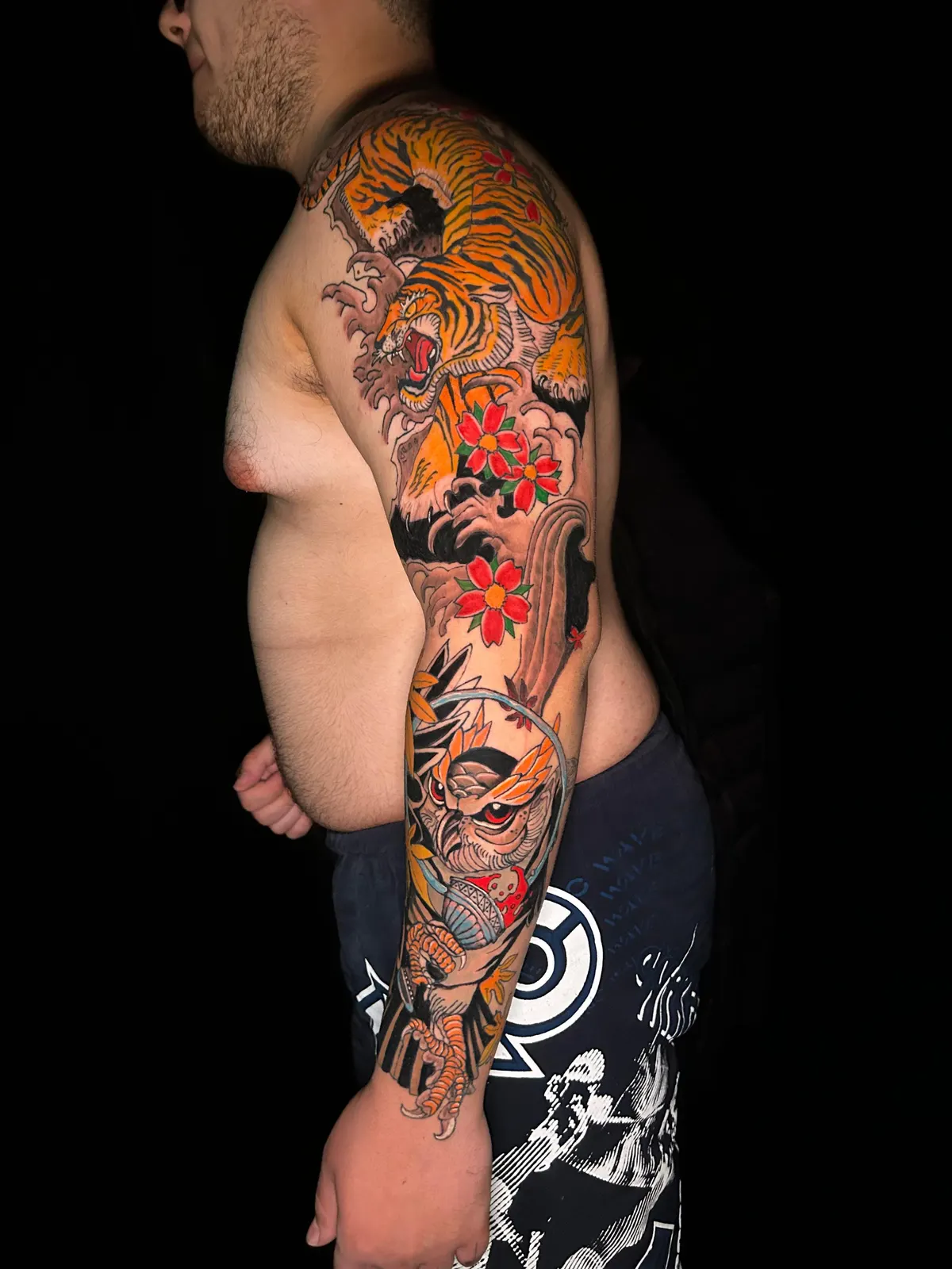 Tatuagem realista de capacete espartano no braço feita para cliente de Várzea Grande
