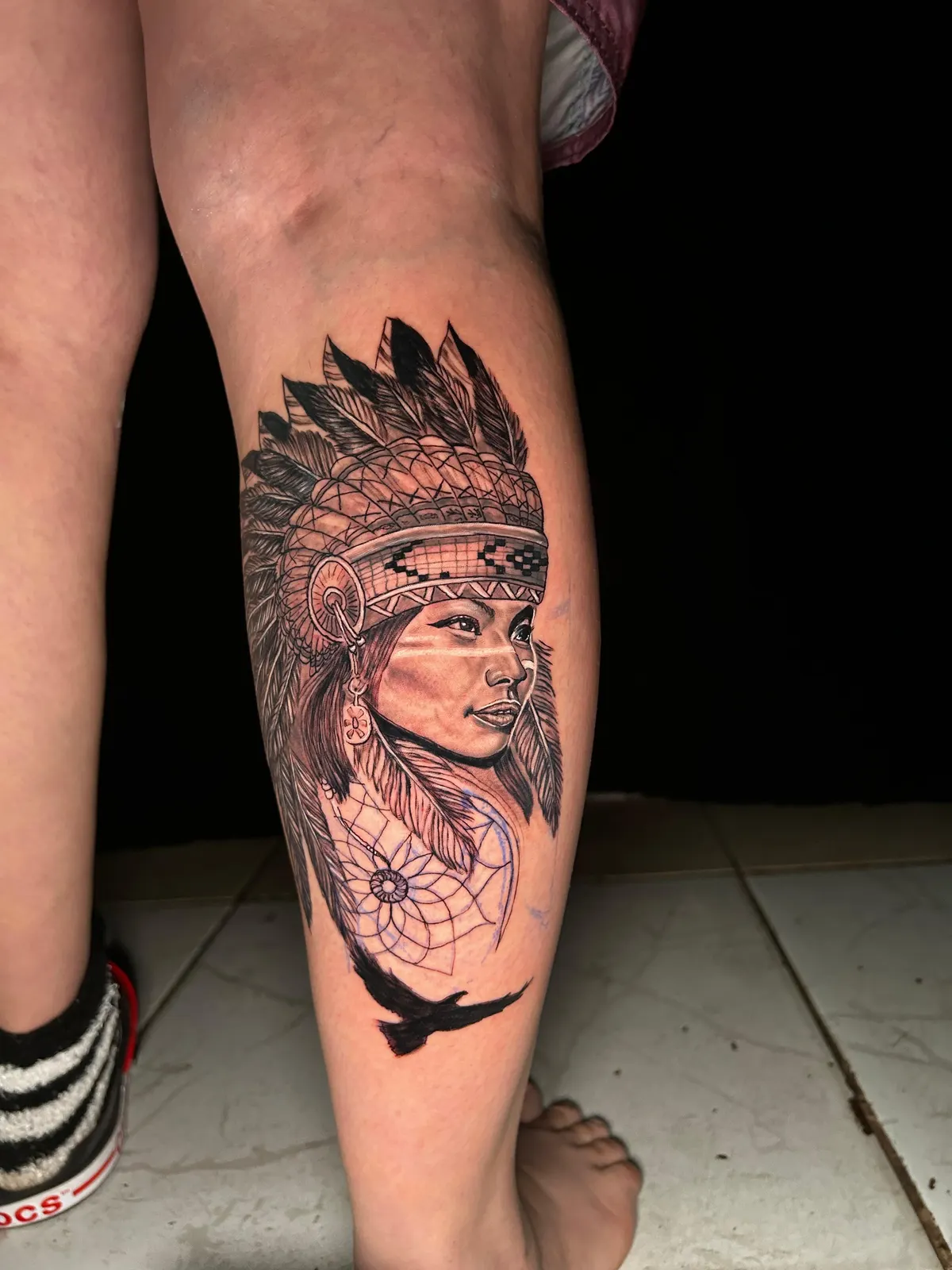 Tatuagem de capacete espartano com sombras em efeito 3D no braço, feita em Cuiabá