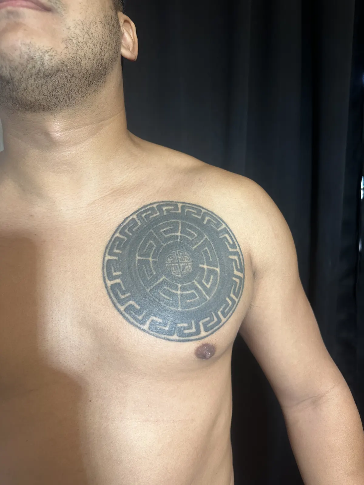 Tatuagem de manga colorida com múltiplas camadas de tinta