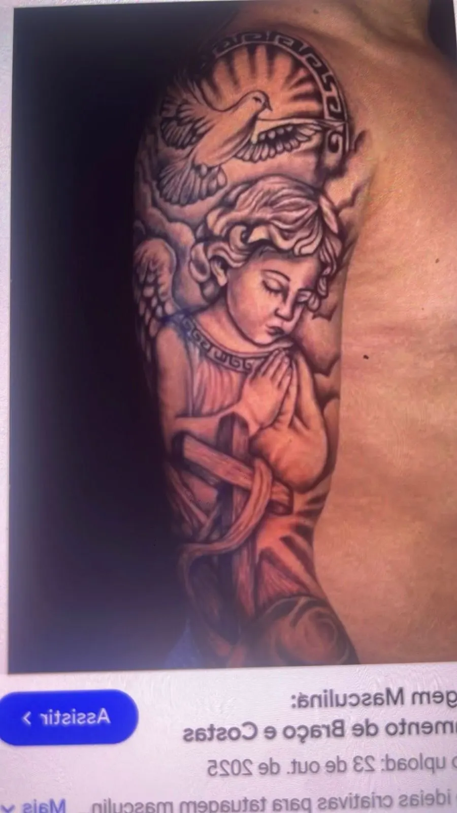 Tatuagem floral em fineline nas costas, traço delicado