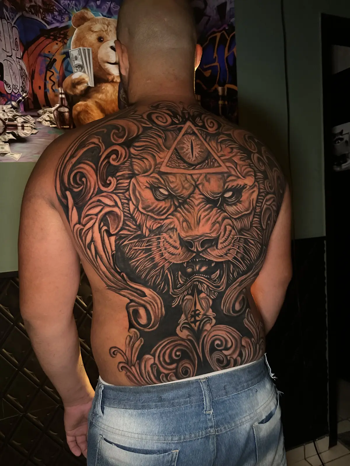 Fechamento de animal em realismo preto e cinza nas costas, referência de textura de pelo usada em projetos de lobo