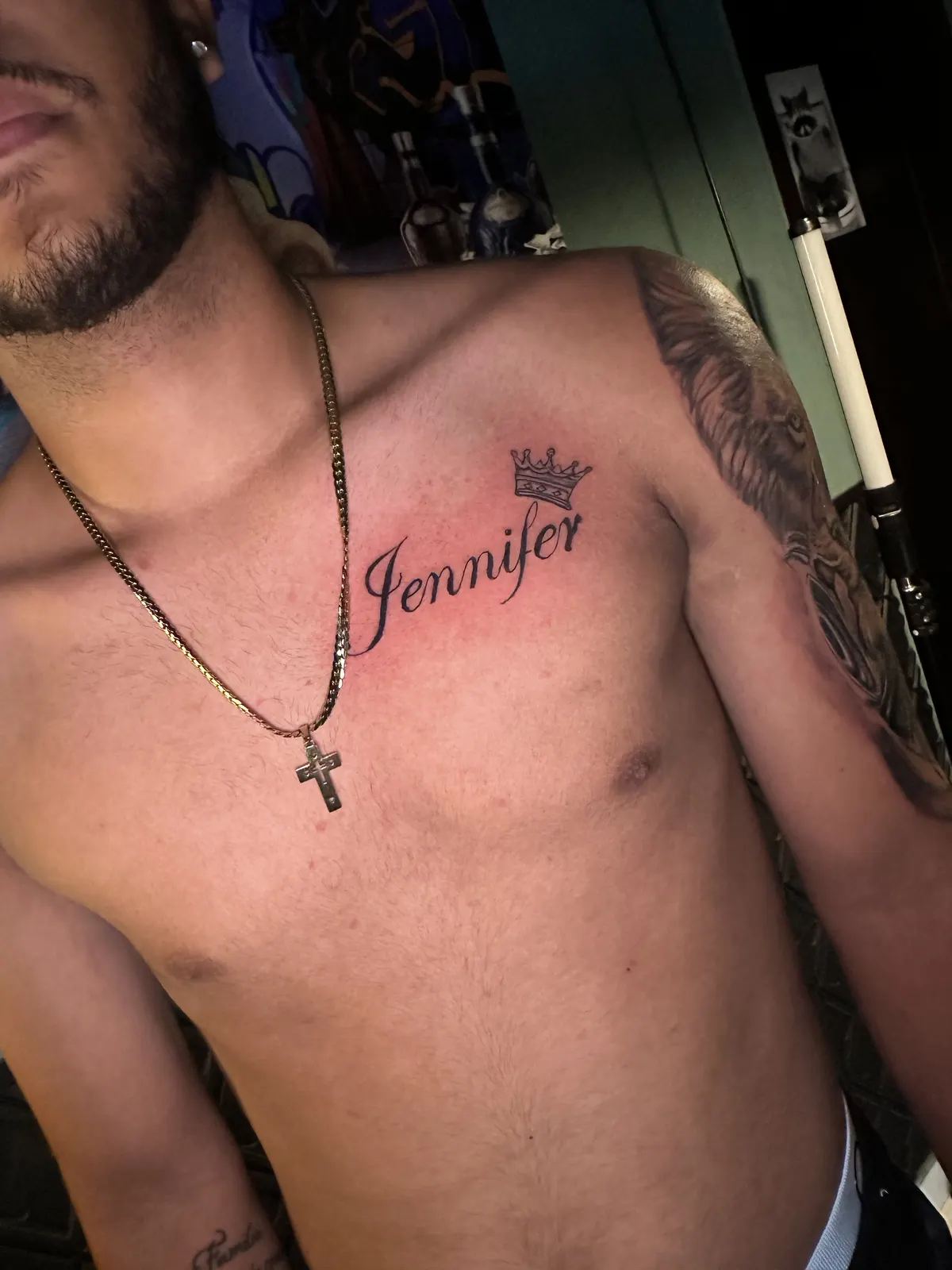 Tatuagem de nome em lettering no peito feita para cliente vindo de Várzea Grande