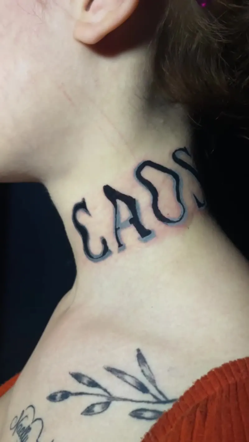Tatuagem de lettering no pescoço, uma das regiões que mais dói ao tatuar