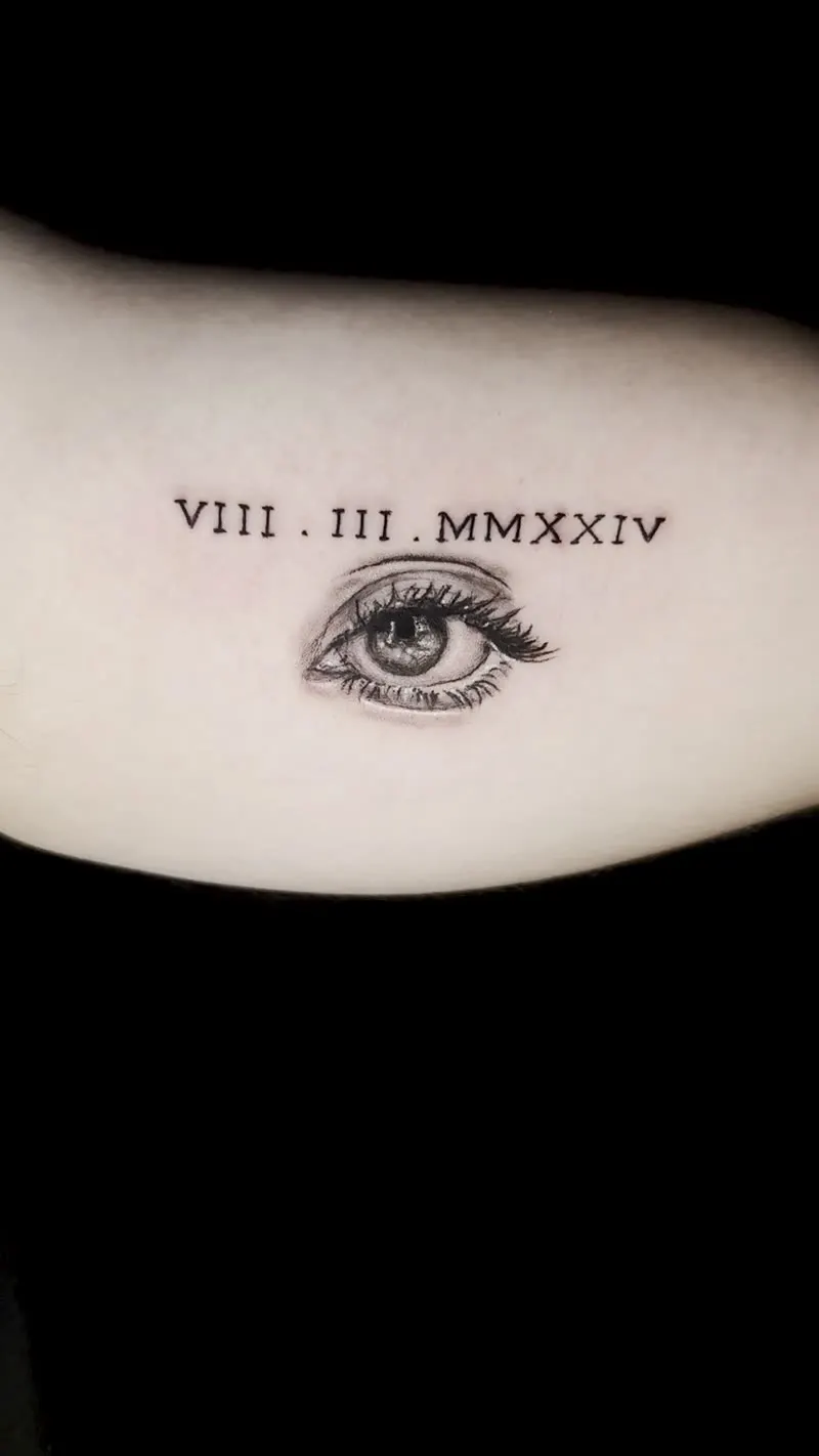 Tatuagem de olho realista com efeito de profundidade 3D no braço, feita em Cuiabá