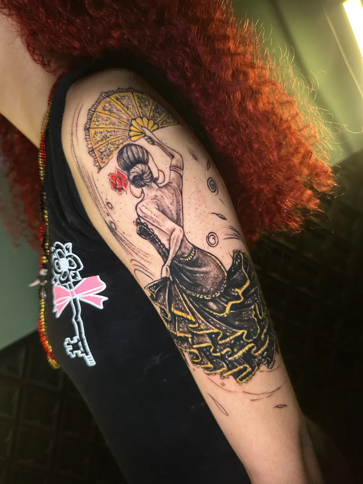 Tatuagem oriental colorida no braço mostrando a versatilidade do tatuador em Cuiabá