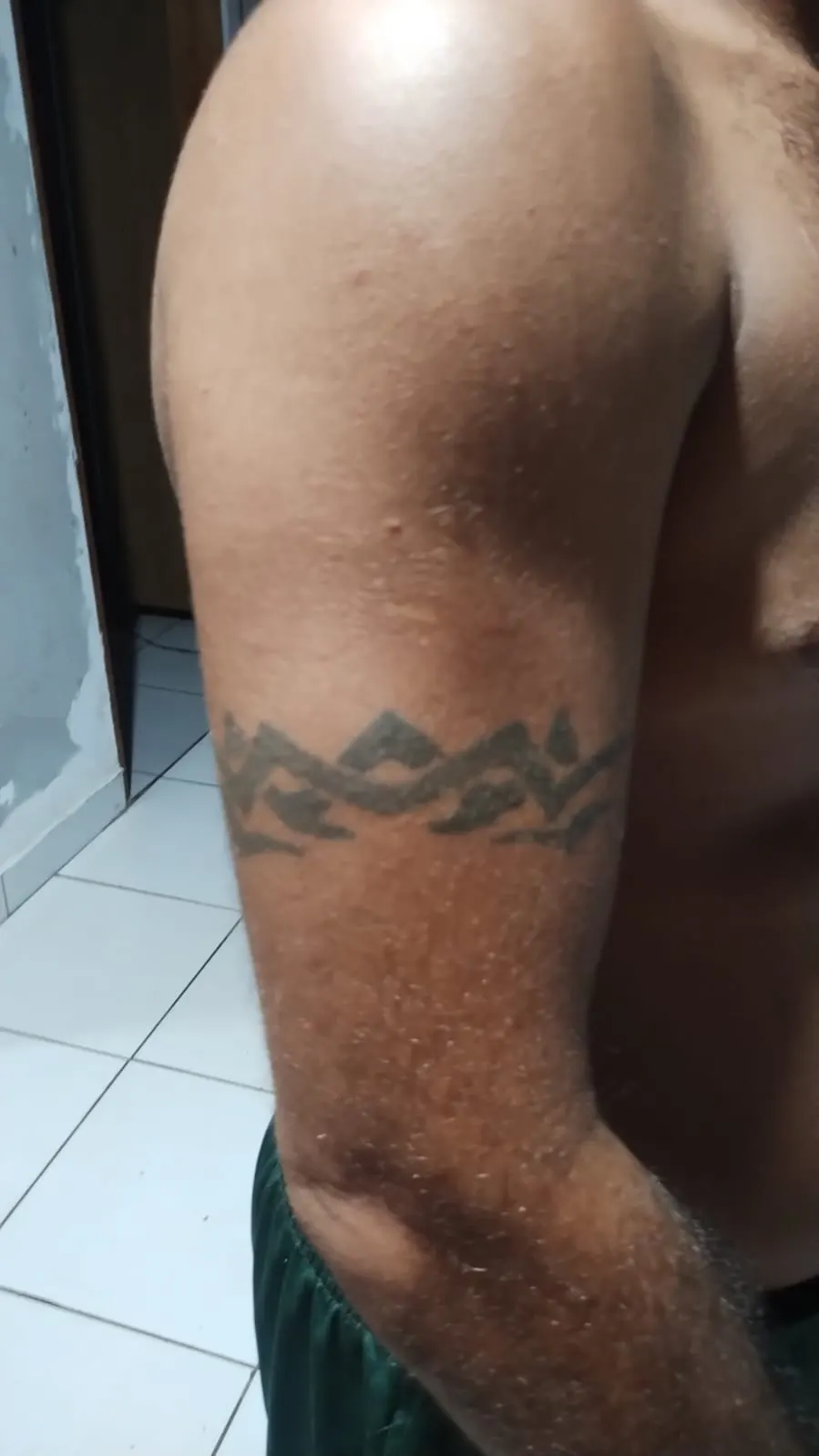 Tatuagem religiosa em blackwork na costela, área sensível e dolorida para tatuar