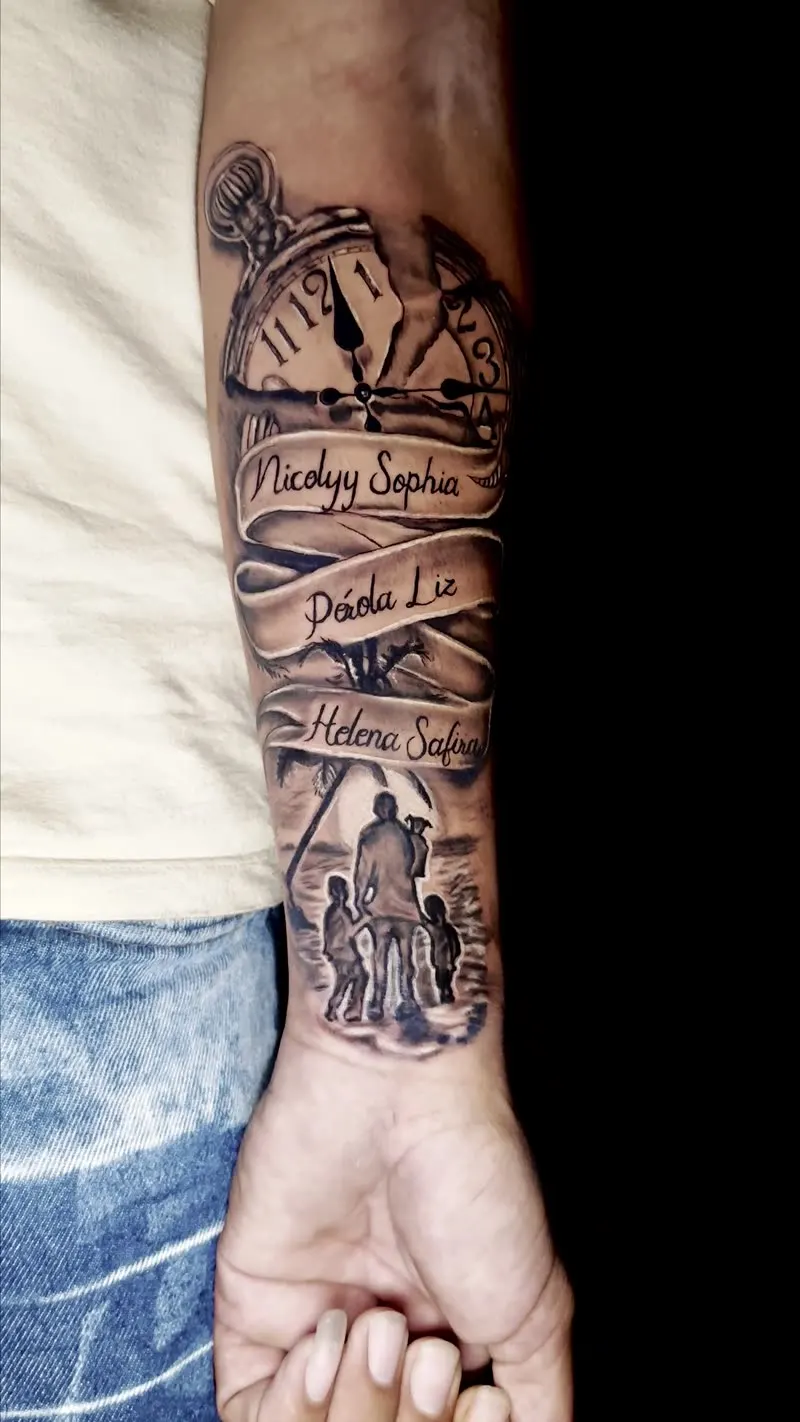 Tatuagem de relógio e nomes no antebraço, terminando bem perto do pulso