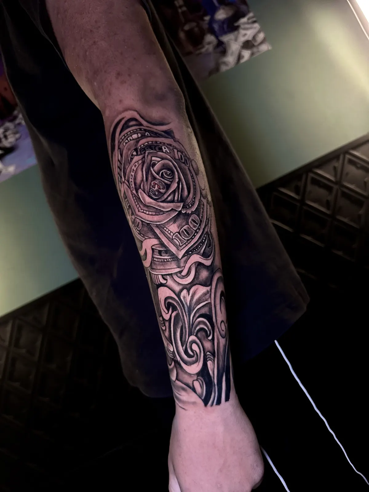 Tatuagem de rosa com traço maori no antebraço, opção simbólica para tatuagem de irmãs